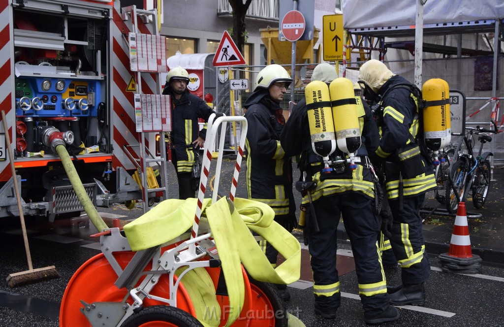 Feuer 2 Koeln Nippes Neusserstr P136.JPG - Miklos Laubert